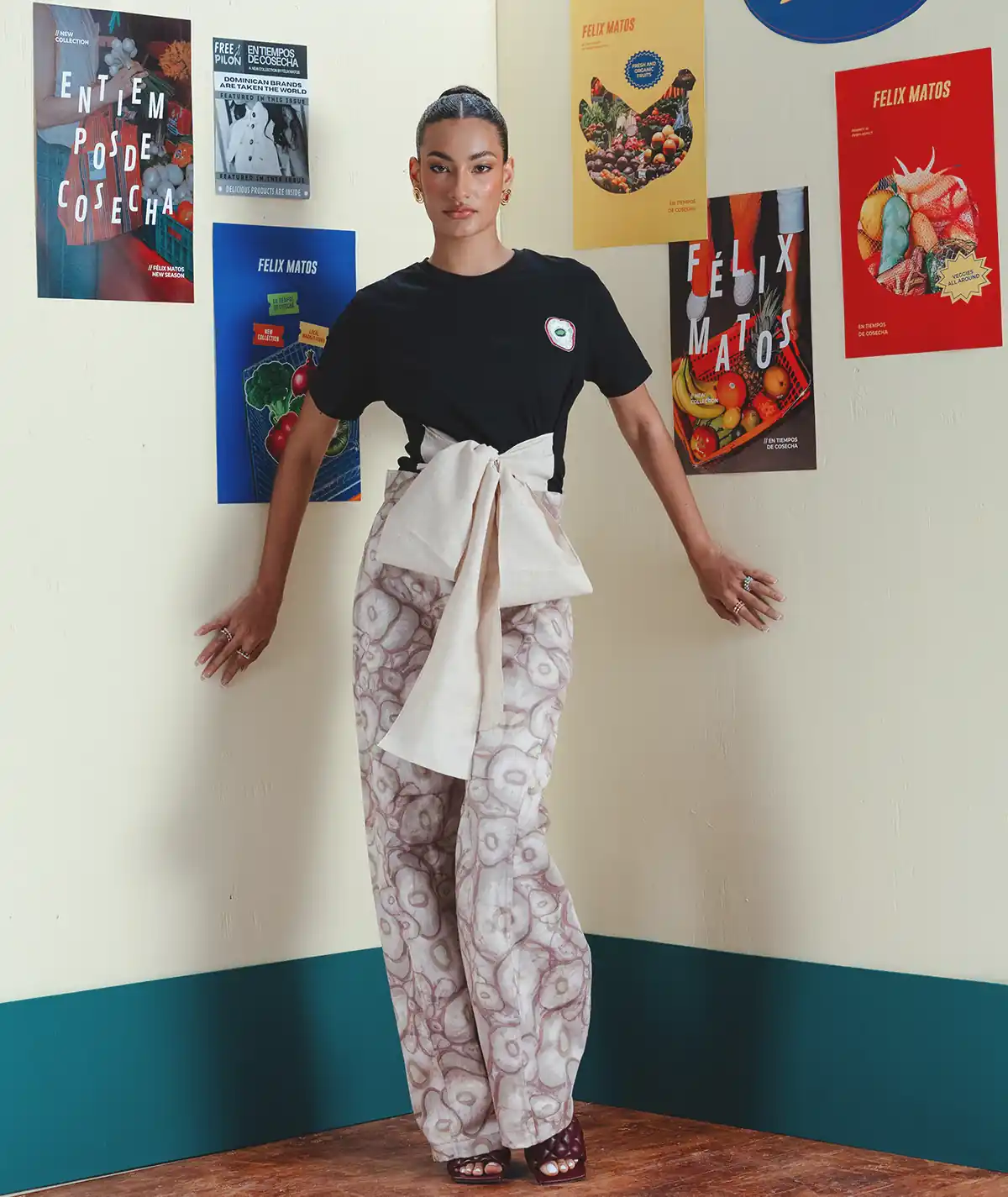 Allium Pants & Ajo T-Shirt Outfit – Editorial Full Look View Editorial full look view of a model wearing the Felix Matos Allium Pants and Ajo T-Shirt Outfit with salmon printed pants and a black T-shirt.