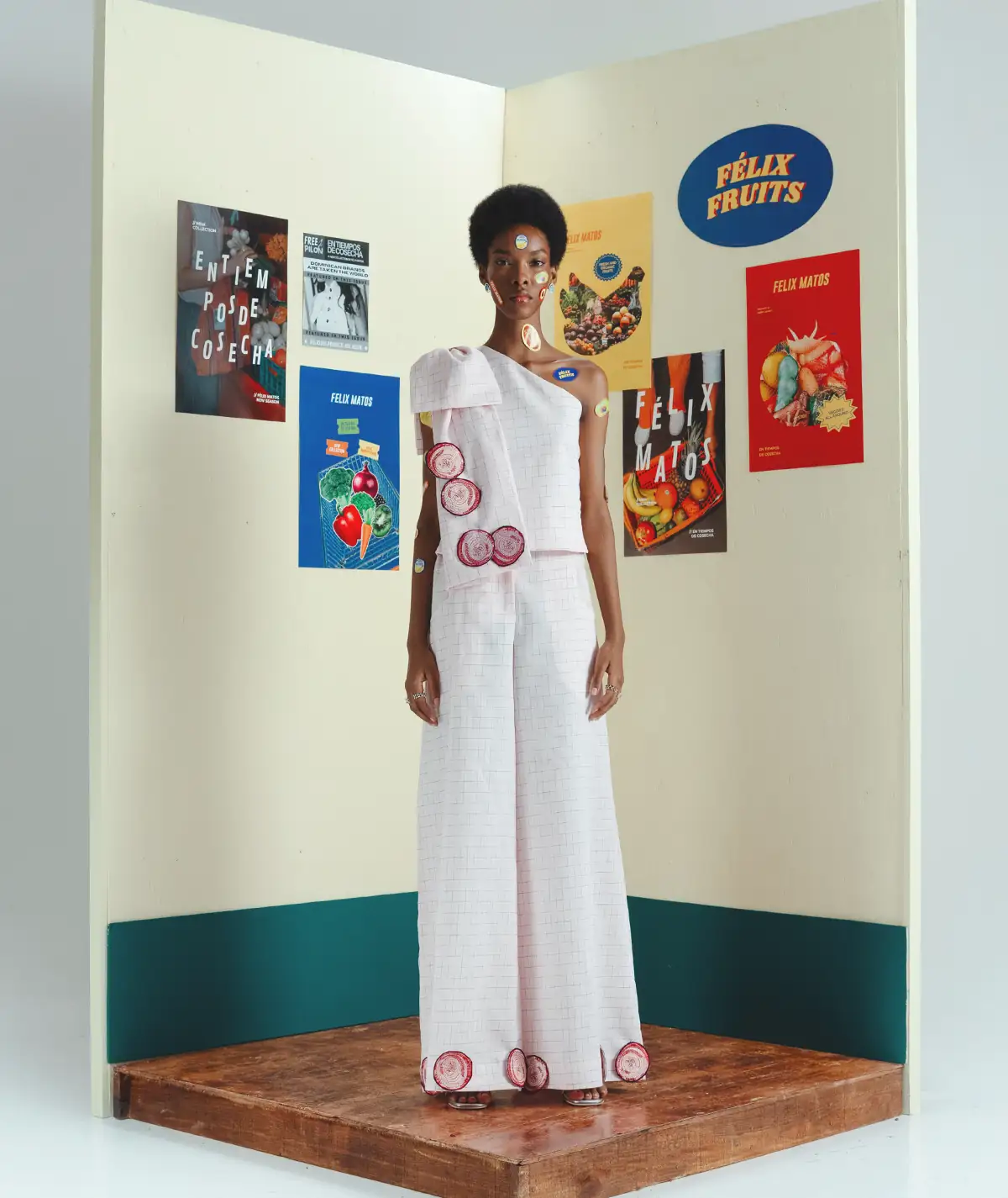 Huerto Set – Editorial Full Front View Editorial full front view of a model wearing the Felix Matos Huerto Set with a pale pink one-shoulder top and matching wide-leg pants.